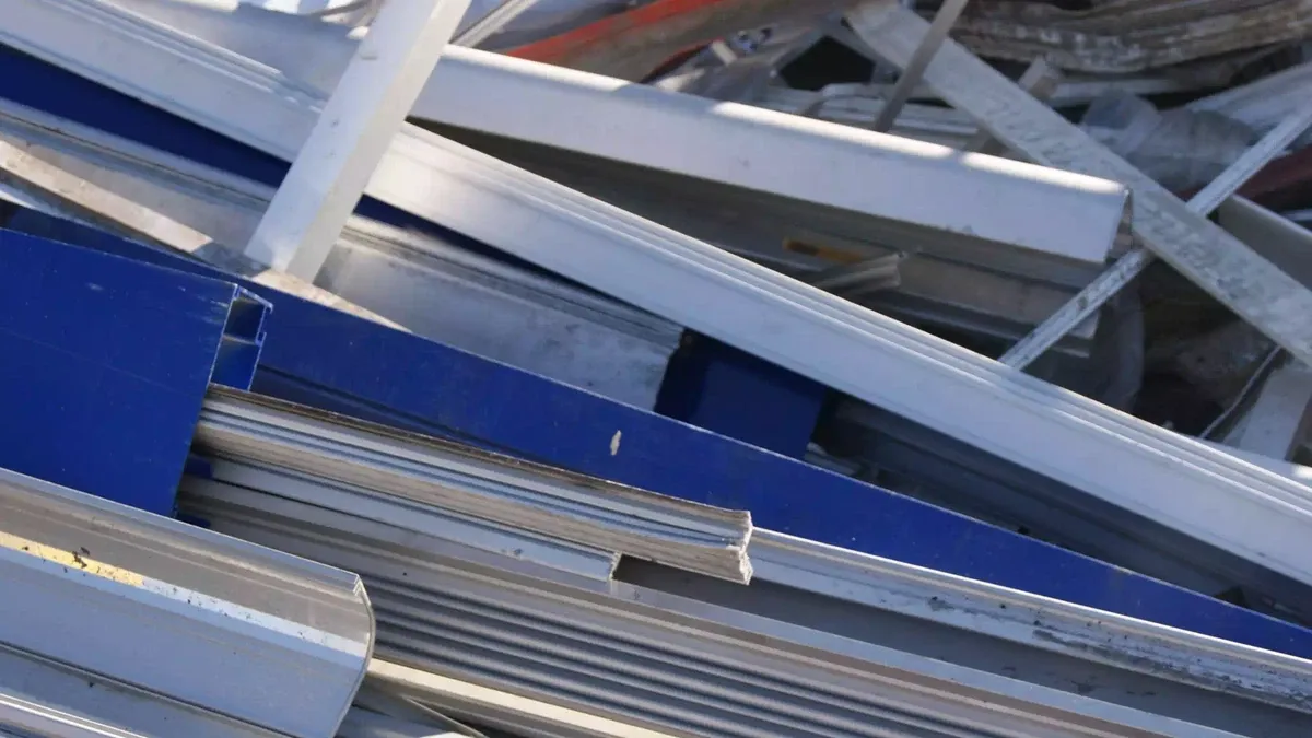 Perfiles de aluminio separados por grado de limpieza.