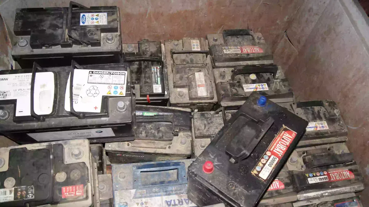 Baterías de plomo recogidas para su reciclaje certificado.